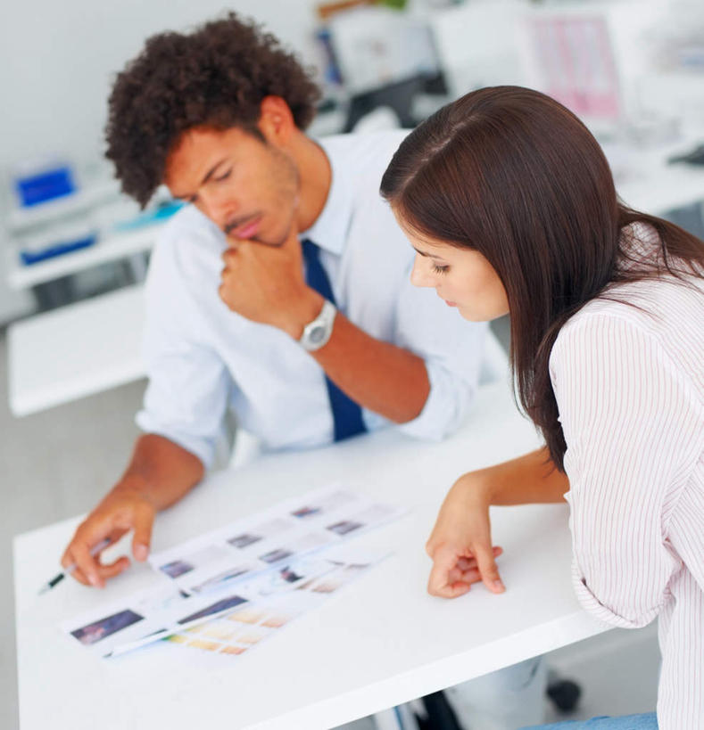 西方人,两个人,伙伴,朋友,商务人士,商务男性,商务女性,办公室,坐,笑,微笑,竖图,室内,白天,正面,衬衫,友谊,合作,团队,家具,桌子,欧洲,欧洲人,撑,套装,朦胧,模糊,时间,材料,档案,时钟,手表,文件,纸,办公桌,墙,领带,计时,托腮,注视,墙壁,墙面,白色,手稿,资料,钟表,低头,观察,看,托,表,战略,观看,腕表,证明,察看,象征,庄重,关注,托下巴,文档,商务装,身份,工薪阶层,办公家具,联合,合谋,正式,地位,配合,协作,男人,男性,年轻女性,女人,女性,中年男性,白种人,白领,上班族,钟,坐着,半身,彩图,衬衣