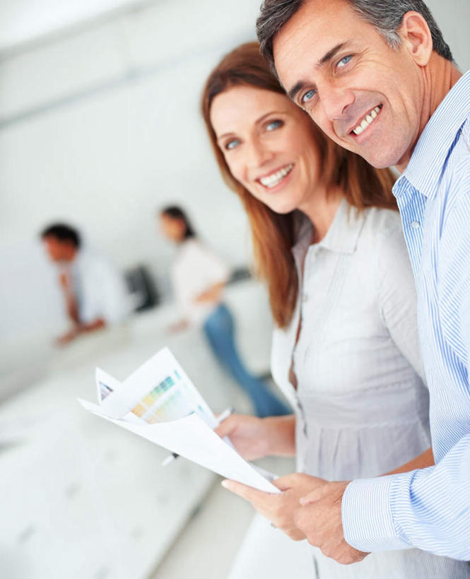 西方人,四个人,伙伴,朋友,商务人士,商务男性,商务女性,办公室,站,坐,笑,微笑,露齿笑,竖图,照片,室内,白天,正面,衬衫,友谊,合作,团队,家具,桌子,欧洲,欧洲人,握,指,套装,朦胧,模糊,办公桌,墙,拿,拿着,扭头,注视,方向,墙壁,墙面,白色,观察,看,手势,站着,转头,战略,握着,摄影,观看,察看,指向,食指,关注,商务装,工薪阶层,办公家具,联合,合谋,配合,协作,男人,男性,女人,女性,中年男性,中年女性,白种人,白领,上班族,相片,站立,坐着,半身,彩图,衬衣,拍摄,照相