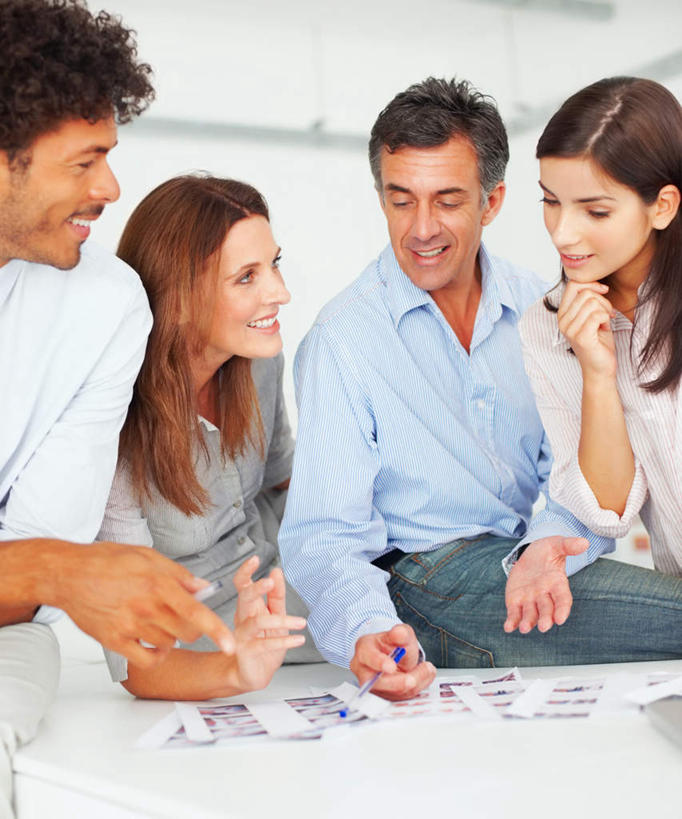 西方人,四个人,伙伴,朋友,商务人士,商务男性,商务女性,办公室,站,坐,笑,说,微笑,露齿笑,竖图,照片,室内,白天,正面,衬衫,讨论,友谊,合作,团队,家具,桌子,欧洲,欧洲人,套装,朦胧,模糊,时间,时钟,手表,办公桌,墙,计时,扭头,注视,墙壁,墙面,白色,钟表,观察,看,站着,转头,表,战略,摄影,观看,腕表,察看,关注,商务装,工薪阶层,办公家具,联合,合谋,交流,配合,协作,男人,男性,女人,女性,中年男性,中年女性,白种人,白领,上班族,相片,钟,沟通,讲话,交谈,商讨,说话,谈话,站立,坐着,半身,彩图,衬衣,拍摄,照相