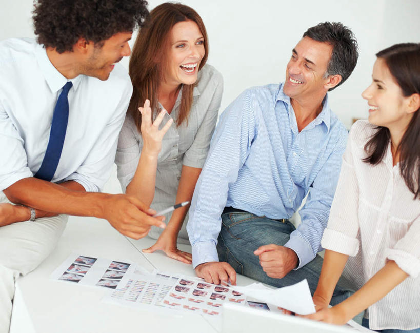 西方人,四个人,伙伴,朋友,商务人士,商务男性,商务女性,办公室,站,坐,笑,说,微笑,露齿笑,横图,照片,室内,白天,正面,衬衫,讨论,友谊,合作,团队,家具,桌子,欧洲,欧洲人,撑,套装,朦胧,模糊,时间,时钟,手表,办公桌,墙,领带,计时,扭头,托腮,注视,墙壁,墙面,白色,钟表,观察,看,托,站着,转头,表,战略,摄影,观看,腕表,察看,象征,庄重,关注,托下巴,商务装,身份,工薪阶层,办公家具,联合,合谋,正式,地位,交流,配合,协作,男人,男性,女人,女性,中年男性,中年女性,白种人,白领,上班族,相片,钟,沟通,讲话,交谈,商讨,说话,谈话,站立,坐着,半身,彩图,衬衣,拍摄,照相