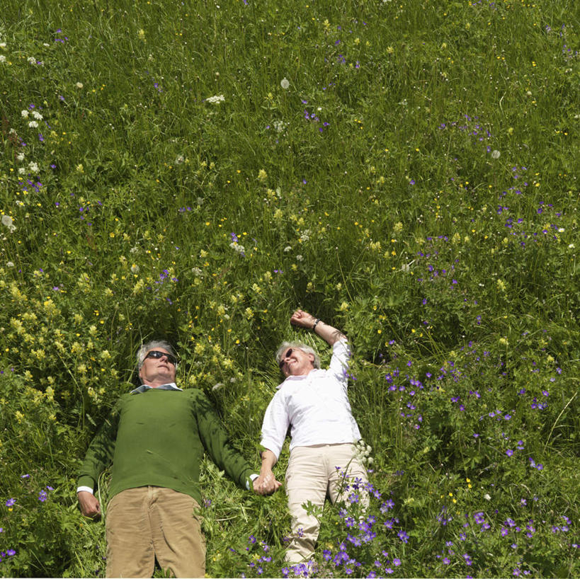 西方人,老年人,两个人,家庭,夫妻,躺,举,握手,横图,俯视,室外,白天,爱情,快乐,幸福,草地,草坪,植物,欧洲,欧洲人,服装,盛开,墨镜,眼镜,玛格丽特,浪漫,花蕾,扭头,注视,休闲装,草,雏菊,花,花瓣,花朵,鲜花,衣服,绿色,太阳镜,太阳眼镜,花苞,花蕊,观察,看,托,转头,休闲,温暖,温馨,一家人,休闲服,遮阳镜,菊花,恩爱,活力,恋人,服饰,观看,希望,和睦,察看,坚强,关注,和平,离别,延命菊,幸福花,春菊,马兰头花,暗恋,纯情,单恋,卧着,天真,老年男性,老年女性,男人,男性,女人,女性,白种人,夫妇,情侣,搀手,举起,举手,举着,拉手,手拉手,手握手,躺着,卧,向上举,向上伸,向上托,半身,彩图,高角度拍摄,愉快,伴侣,融洽