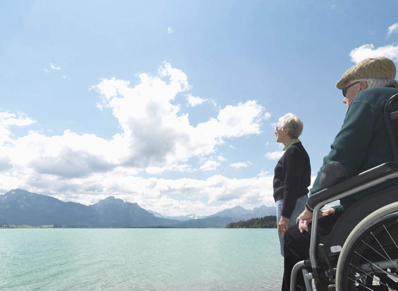 西方人,老年人,两个人,家庭,夫妻,病人,站,坐,横图,室外,白天,仰视,爱情,湖,湖泊,山,山脉,水,帽子,欧洲,欧洲人,阴影,服装,光线,工具,墨镜,眼镜,影子,湖面,山峰,水流,水面,云,云朵,山峦,浪漫,云彩,注视,休闲装,衣服,蓝色,白云,蓝天,天空,阳光,轮椅,太阳镜,太阳眼镜,湖水,群山,天,复健,观察,看,站着,休闲,康复,温暖,温馨,一家人,休闲服,器械,遮阳镜,恩爱,恋人,服饰,晴朗,观看,和睦,察看,医疗设备,关注,病患,贝雷帽,医疗器械,残疾,残疾人,医疗工具,伤残,辅助设备,残障,弱势群体,老年男性,老年女性,男人,男性,女人,女性,白种人,夫妇,情侣,患者,就医者,晴空,站立,坐着,半身,彩图,低角度拍摄,伴侣,融洽