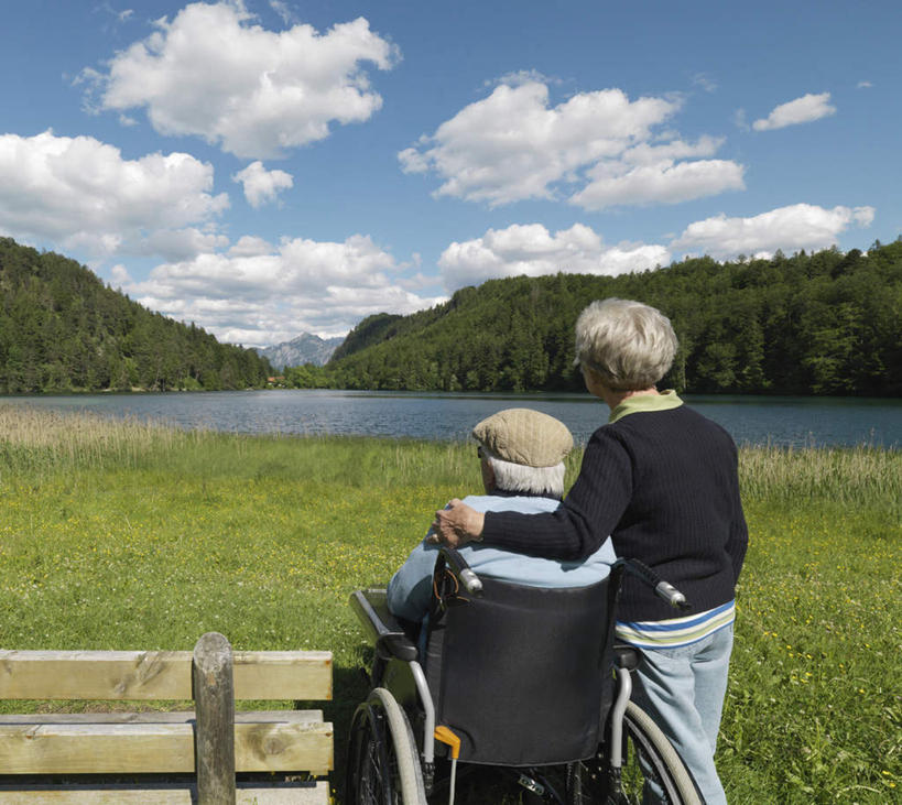 西方人,老年人,两个人,家庭,夫妻,病人,站,坐,抱,横图,室外,白天,爱情,草地,草坪,山,山脉,树林,植物,窗户,落地窗,欧洲,欧洲人,服装,工具,山峰,云,云朵,山峦,浪漫,云彩,休闲装,玻璃窗,草,树,树木,背面,衣服,蓝色,绿色,白云,蓝天,天空,自然,轮椅,群山,天,复健,站着,休闲,康复,温暖,温馨,一家人,休闲服,器械,恩爱,恋人,服饰,生长,晴朗,成长,抱着,和睦,医疗设备,搂着,病患,医疗器械,残疾,残疾人,医疗工具,伤残,辅助设备,残障,弱势群体,老年男性,老年女性,男人,男性,女人,女性,白种人,夫妇,情侣,患者,就医者,晴空,搂,搂抱,站立,坐着,半身,彩图,伴侣,融洽