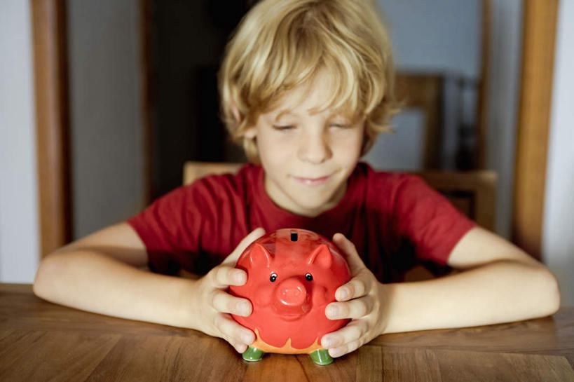 西方人,儿童,一个人,坐,横图,室内,白天,正面,纯洁,桌面,桌子,欧洲,欧洲人,仅一个男性,仅一个人,握,阴影,服装,反射,木制,影子,墙,注视,休闲装,墙壁,墙面,小孩,衣服,白色,木制品,容器,观察,看,仅一个小孩,休闲,休闲服,储蓄罐,器皿,可爱,童年,童趣,储蓄,存钱,握着,金融,理财,服饰,经济,观看,察看,资金,存钱罐,关注,存款,流通,贸易,童真,烂漫,无邪,贮钱罐,储钱罐,扑满,天真,男孩,男人,男性,白种人,孩子,坐着,半身,彩图,男生