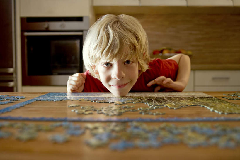 西方人,儿童,一个人,坐,笑,微笑,横图,室内,白天,正面,游戏,纯洁,成功,合作,团队,集体,信心,桌面,桌子,拼图,欧洲,欧洲人,仅一个男性,仅一个人,连接,握,组合,服装,木制,拿,玩,拿着,注视,休闲装,娱乐,队伍,小孩,衣服,木制品,观察,看,趴着,仅一个小孩,休闲,休闲服,可爱,童年,童趣,握着,服饰,观看,活动,链接,察看,成就,发泄,关注,消遣,智力,拼接,拼凑,智力游戏,合伙,童真,烂漫,无邪,宣泄,拼合,凑集,聚合,撮合,链结,趣味,策略,天真,男孩,男人,男性,白种人,孩子,趴,玩耍,嬉戏,坐着,半身,彩图,男生