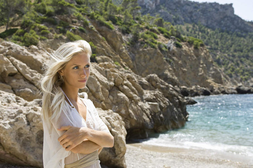 西方人,一个人,站,双手交叉,横图,室外,白天,正面,海浪,海洋,沙滩,山,山脉,树林,植物,欧洲,欧洲人,仅一个年轻女性,仅一个女性,仅一个人,服装,沙子,海岸,浪花,山峰,沙地,山峦,注视,休闲装,树,树木,衣服,蓝色,绿色,蓝天,天空,自然,海水,群山,天,观察,看,站着,休闲,休闲服,服饰,生长,晴朗,成长,观看,察看,双手抱胸,关注,海景,万里无云,年轻女性,女人,女性,白种人,大海,风浪,海,海水的波动,海滩,近岸浪,涌浪,晴空,晴空万里,站立,半身,彩图