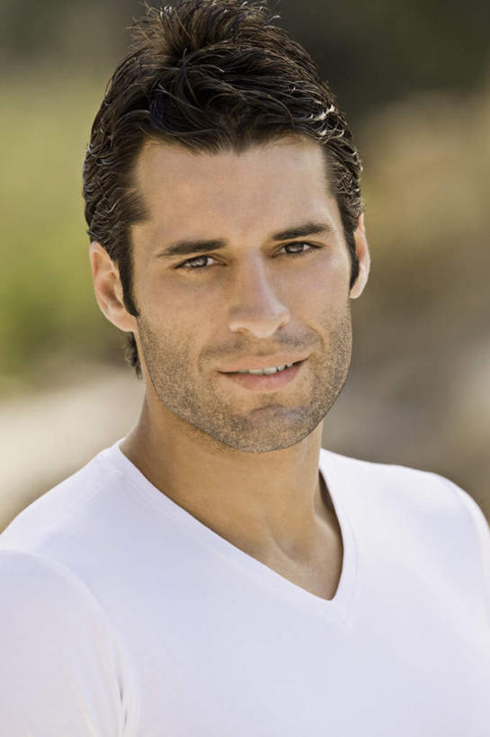 西方人,脸,头,脸颊,胡须,一个人,站,笑,微笑,竖图,室外,特写,白天,正面,草地,草坪,沙滩,植物,欧洲,欧洲人,仅一个男性,仅一个人,服装,朦胧,模糊,沙子,海岸,沙地,注视,休闲装,肩膀,草,仅一个年轻男性,衣服,绿色,观察,看,站着,休闲,休闲服,服饰,观看,察看,关注,男人,男性,年轻男性,白种人,山羊胡,头部,胡子,脸部,脸蛋,面部,海滩,站立,半身,彩图