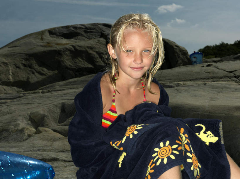 西方人,儿童,一个人,坐,笑,微笑,横图,室外,白天,正面,泳装,比基尼,纯洁,沙滩,树林,植物,欧洲,欧洲人,仅一个女性,仅一个人,纺织物,沙子,海岸,云,云朵,沙地,云彩,注视,树,树木,小孩,蓝色,绿色,白云,蓝天,天空,自然,毛巾,天,观察,看,清洁,仅一个小孩,可爱,童年,童趣,遮,遮掩,生长,晴朗,成长,观看,保暖,察看,掩盖,遮挡,关注,童真,透气,烂漫,无邪,遮盖,防水,掩饰,储水,耐磨,吸水,天真,女孩,女人,女性,白种人,孩子,海滩,晴空,坐着,半身,彩图,三点式,泳衣,女生