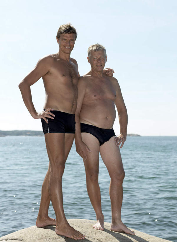 西方人,腿部,脚,脚趾,脚趾甲,腿,家庭,父亲,儿子,站,抱,笑,微笑,露齿笑,竖图,室外,白天,正面,海浪,海洋,沙滩,欧洲,欧洲人,泳裤,沙子,海岸,浪花,云,云朵,沙地,云彩,注视,光脚,手叉腰,裸露,蓝色,白云,蓝天,天空,海水,天,叉腰,观察,看,站着,温暖,温馨,父子,一家人,赤脚,父爱,晴朗,抱着,观看,和睦,察看,搂着,关注,裸,海景,老年男性,男人,男性,中年男性,白种人,脚指甲,大海,风浪,海,海水的波动,海滩,近岸浪,涌浪,晴空,搂,搂抱,站立,彩图,全身,融洽