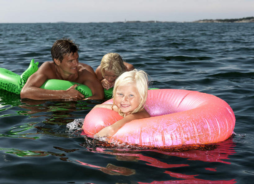 游泳,西方人,儿童,中年人,三个人,家庭,父亲,女儿,笑,微笑,露齿笑,横图,室外,白天,正面,泳装,比基尼,纯洁,海浪,海洋,床,鳄鱼,欧洲,欧洲人,阴影,波纹,光线,救生圈,影子,塑料,浪花,云,云朵,涟漪,云彩,注视,裸露,小孩,蓝色,白云,蓝天,水纹,天空,阳光,海水,塑料制品,游泳圈,波浪,天,观察,看,温暖,温馨,父女,一家人,气垫床,父爱,可爱,童年,童趣,充气,晴朗,观看,和睦,察看,救生,关注,裸,海景,童真,烂漫,无邪,水晕,泅水,拍浮,天真,男人,男性,女孩,中年男性,白种人,孩子,大海,风浪,海,海水的波动,近岸浪,涌浪,晴空,半身,彩图,三点式,泳衣,融洽,女生