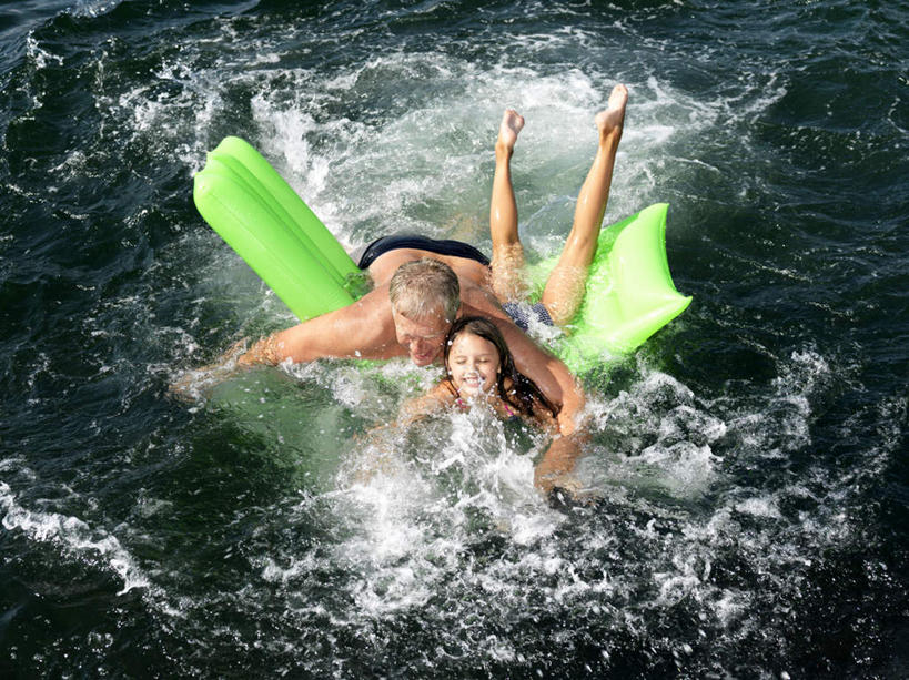 西方人,儿童,老年人,腿部,脚,脚趾,脚趾甲,腿,两个人,家庭,祖父,躺,笑,微笑,露齿笑,横图,俯视,室外,白天,泳装,比基尼,纯洁,海浪,海洋,水,床,欧洲,欧洲人,波纹,飞溅,溅,液体,塑料,浪花,水滴,涟漪,注视,光脚,水珠,小孩,水纹,海水,塑料制品,波浪,观察,看,趴着,温暖,温馨,一家人,赤脚,气垫床,可爱,童年,童趣,充气,爷爷,观看,祖孙,和睦,察看,关注,喷洒,海景,童真,烂漫,无邪,外孙女,外公,外祖父,水晕,卧着,天真,老年男性,男人,男性,女孩,白种人,孩子,脚指甲,孙女,大海,风浪,海,海水的波动,近岸浪,涌浪,趴,躺着,卧,彩图,高角度拍摄,全身,三点式,泳衣,融洽,女生