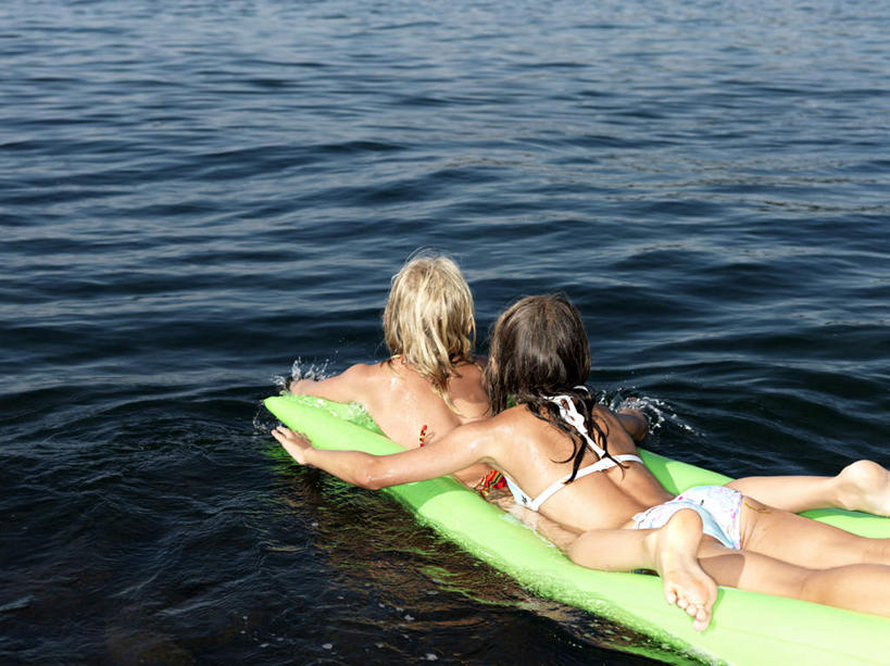 西方人,儿童,腿部,脚,脚趾,脚趾甲,腿,两个人,家庭,躺,抱,横图,俯视,室外,白天,泳装,比基尼,纯洁,海浪,海洋,床,欧洲,欧洲人,波纹,塑料,浪花,涟漪,光脚,小孩,水纹,海水,塑料制品,波浪,趴着,温暖,温馨,一家人,赤脚,气垫床,可爱,童年,童趣,充气,抱着,和睦,搂着,海景,童真,烂漫,无邪,水晕,卧着,天真,女孩,女人,女性,白种人,脚指甲,大海,风浪,海,海水的波动,近岸浪,涌浪,搂,搂抱,趴,躺着,卧,半身,彩图,高角度拍摄,三点式,泳衣,融洽,女生