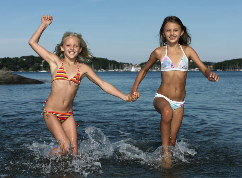 西方人,儿童,两个人,家庭,举,握手,笑,微笑,露齿笑,横图,室外,白天,正面,泳装,比基尼,纯洁,沙滩,树林,水,植物,欧洲,欧洲人,奔驰,阴影,飞溅,溅,光线,沙子,液体,影子,海岸,水滴,云,云朵,沙地,云彩,注视,水珠,树,树木,小孩,蓝色,绿色,白云,蓝天,天空,阳光,自然,天,奔跑,观察,看,托,温暖,温馨,一家人,可爱,童年,童趣,生长,晴朗,成长,观看,和睦,察看,关注,喷洒,童真,烂漫,无邪,天真,女孩,女人,女性,白种人,海滩,晴空,搀手,举起,举手,举着,拉手,手拉手,手握手,向上举,向上伸,向上托,半身,彩图,三点式,泳衣,融洽,女生