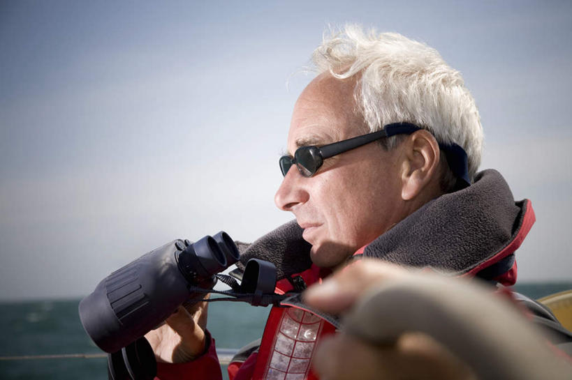 帆船,西方人,一个人,栏杆,站,笑,微笑,横图,室外,白天,侧面,仪器,科技,船,欧洲,欧洲人,仅一个男性,仅一个人,仅一个中年男性,一艘,眺望,握,阴影,服装,检查,朦胧,模糊,研究,反射,分析,光线,科学,扶手,望远镜,影子,拿,拿着,注视,休闲装,护栏,衣服,蓝色,蓝天,天空,阳光,交通工具,天,观察,看,站着,休闲,休闲服,清晰,探索,握着,服饰,放大,晴朗,观看,仔细,科研,察看,科学技术,瞭望,聚焦,关注,载具,远视镜,瞭望镜,万里无云,光学,清楚,双筒镜,双筒望远镜,男人,男性,中年男性,白种人,晴空,晴空万里,站立,半身,彩图,光学仪器,千里镜