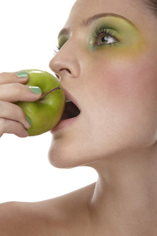 西方人,脸,头,脸颊,手,一个人,站,吃,竖图,室内,特写,白天,白色背景,正面,化妆,美容,苹果,水果,欧洲,欧洲人,仅一个年轻女性,仅一个女性,仅一个人,护肤,握,阴影,新鲜,反射,影子,生食,食品,果实,拿,拿着,注视,裸露,肩膀,食物,一个,彩妆,青苹果,观察,看,站着,保养,享受,休闲,手部,放松,握着,保健,摄影,有机食品,绿色食品,影棚,单个,观看,单手,察看,关注,裸,养颜,尤物,年轻女性,女人,女性,白种人,头部,脸部,脸蛋,面部,嚼,食,站立,半身,彩图,影棚拍摄,拍摄,佳丽,丽人,美人