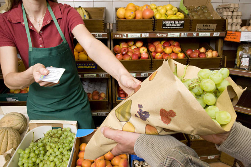 西方人,两个人,店员,菜场,站,捧,横图,室内,白天,正面,购物,消费,苹果,柑橘,葡萄,蔬菜,袋子,水果,欧洲,欧洲人,握,服装,新鲜,围裙,蛋,鸡蛋,生食,食品,果实,集市,市场,拿,麻袋,拿着,休闲装,蔬果,顾客,货架,架子,食物,衣服,容器,站着,营业员,休闲,休闲服,握着,金融,服饰,有机食品,绿色食品,储藏,储存,收银条,发票,陈列架,选购,贸易,卵,购物收据,购物小票,超市货架,销售人员,主顾,菜市,男人,男性,女人,女性,中年男性,中年女性,白种人,售货员,山葫芦,蒲桃,橘子,桔子,橙子,橙,草龙珠,端,端着,捧着,手捧,站立,半身,彩图,菜市场,贮存,收据