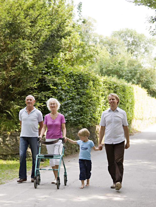 西方人,儿童,中年人,老年人,四个人,夫妻,父亲,儿子,祖母,祖父,三代同堂,走,握手,笑,微笑,露齿笑,竖图,室外,白天,正面,爱情,纯洁,植物,欧洲,欧洲人,一排,握,服装,环保,整齐,工具,防护,浪漫,注视,休闲装,祖孙三代,树,树木,排列,小孩,衣服,绿色,自然,观察,看,休闲,温暖,温馨,父子,休闲服,器械,恩爱,父爱,可爱,童年,童趣,握着,恋人,服饰,生长,奶奶,爷爷,成长,观看,祖孙,和睦,察看,队列,关注,美好,美妙,间隔,医疗器械,童真,烂漫,无邪,助行器,外婆,外祖母,外公,外祖父,外孙,外孙子,美观,雅观,辅助设备,绿篱,生篱,树篱,植篱,天真,老年男性,老年女性,男孩,男人,男性,女人,女性,中年男性,白种人,孩子,夫妇,情侣,全家福,孙子,步行,搀手,拉手,散步,手拉手,手握手,走路,半身,彩图,助行车,伴侣,融洽,男生,爸爸,多代同堂
