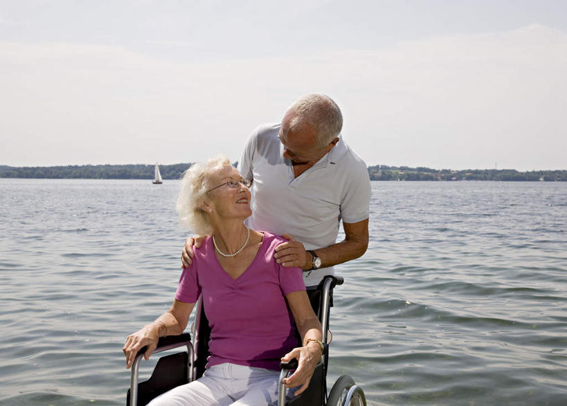 西方人,中年人,两个人,家庭,夫妻,病人,站,坐,笑,微笑,横图,室外,白天,正面,爱情,湖,湖泊,水,欧洲,欧洲人,服装,工具,地平线,湖面,水流,水面,云,云朵,辽阔,地面,浪漫,云彩,扭头,注视,休闲装,衣服,蓝色,白云,蓝天,天空,轮椅,湖水,天,扶,复健,观察,看,站着,转头,休闲,广阔,康复,温暖,温馨,一家人,休闲服,器械,恩爱,恋人,服饰,晴朗,观看,一望无际,和睦,察看,医疗设备,扶着,关注,延伸,病患,医疗器械,残疾,残疾人,医疗工具,伤残,天地相交,辅助设备,残障,弱势群体,无边无际,一马平川,男人,男性,女人,女性,中年男性,中年女性,白种人,夫妇,情侣,患者,就医者,晴空,站立,坐着,半身,彩图,伴侣,融洽