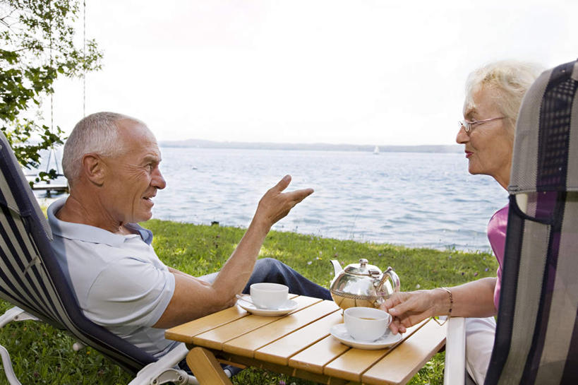 西方人,老年人,两个人,家庭,夫妻,坐,笑,说,微笑,露齿笑,横图,室外,白天,爱情,讨论,草地,草坪,湖,湖泊,水,植物,桌面,桌子,杯子,椅子,欧洲,欧洲人,握,阴影,服装,光线,木制,瓷器,壶,眼镜,影子,躺椅,地平线,湖面,水流,水面,辽阔,咖啡杯,陶瓷制品,地面,浪漫,拿,拿着,扭头,注视,休闲装,水壶,草,树,树木,背面,衣服,蓝色,绿色,蓝天,天空,阳光,自然,茶壶,木制品,容器,湖水,天,观察,看,转头,休闲,广阔,温暖,温馨,一家人,休闲服,恩爱,握着,恋人,服饰,生长,晴朗,成长,观看,老花镜,一望无际,沙滩椅,和睦,察看,关注,延伸,瓷杯,万里无云,天地相交,无边无际,一马平川,远视眼镜,交流,老年男性,老年女性,男人,男性,女人,女性,白种人,夫妇,情侣,晴空,晴空万里,沟通,讲话,交谈,商讨,说话,谈话,坐着,半身,彩图,伴侣,融洽