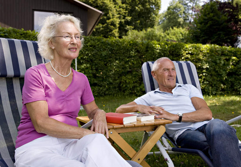 西方人,老年人,两个人,家庭,夫妻,坐,笑,微笑,露齿笑,横图,室外,白天,正面,爱情,草地,草坪,树林,植物,桌面,桌子,书籍,项链,椅子,欧洲,欧洲人,阴影,服装,时间,光线,木制,时钟,手表,眼镜,影子,躺椅,浪漫,计时,扭头,注视,休闲装,装饰品,草,树,树木,衣服,绿色,阳光,自然,木制品,饰品,首饰,钟表,观察,看,靠,靠着,转头,休闲,温暖,温馨,一家人,休闲服,表,恩爱,恋人,服饰,生长,成长,观看,老花镜,沙滩椅,腕表,和睦,察看,关注,远视眼镜,老年男性,老年女性,男人,男性,女人,女性,白种人,夫妇,情侣,书,图书,钟,坐着,半身,彩图,伴侣,融洽