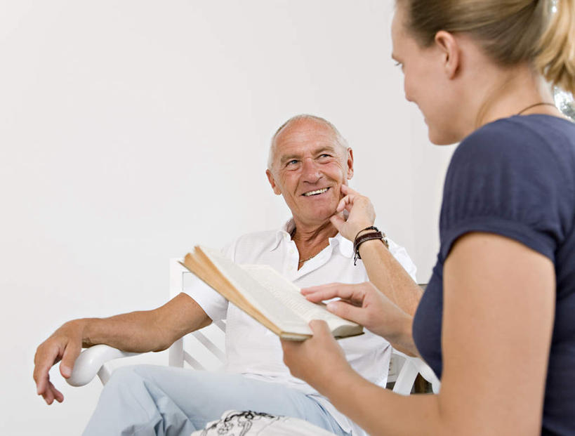 西方人,两个人,家庭,父亲,女儿,坐,笑,说,微笑,露齿笑,横图,室内,白天,正面,讨论,书籍,椅子,欧洲,欧洲人,撑,服装,时间,时钟,手表,木椅,墙,计时,扭头,托腮,注视,休闲装,墙壁,墙面,衣服,白色,钟表,观察,看,托,转头,休闲,温暖,温馨,父女,一家人,休闲服,表,父爱,服饰,观看,腕表,和睦,察看,关注,托下巴,交流,老年男性,男人,男性,女人,女性,中年女性,白种人,书,图书,钟,沟通,讲话,交谈,商讨,说话,谈话,坐着,半身,彩图,融洽