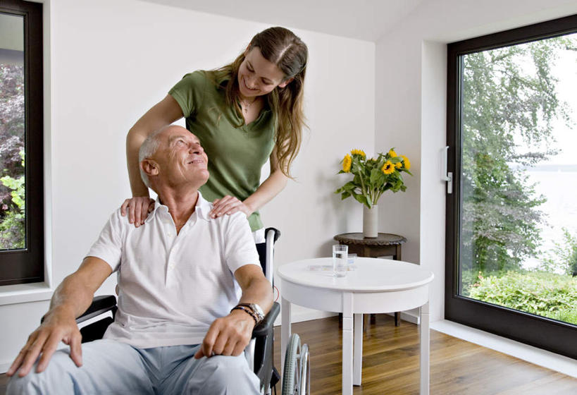 西方人,两个人,家庭,父亲,女儿,病人,站,坐,笑,微笑,露齿笑,横图,室内,白天,正面,爱情,幸福,草地,草坪,太阳,植物,窗户,落地窗,桌面,桌子,向日葵,欧洲,欧洲人,服装,盛开,时间,木制,工具,时钟,手表,墙,计时,花蕾,注视,休闲装,玻璃窗,墙壁,墙面,草,花,花瓣,花朵,鲜花,树,树木,衣服,绿色,白色,自然,轮椅,木制品,钟表,花苞,花蕊,复健,观察,看,站着,休闲,康复,温暖,温馨,父女,一家人,休闲服,器械,表,父爱,服饰,生长,成长,观看,腕表,和睦,察看,医疗设备,关注,病患,医疗器械,残疾,残疾人,医疗工具,光辉,伤残,沉默,忠诚,勇敢,辅助设备,残障,弱势群体,投缘,爱慕,高傲,朝阳花,葵花,望日莲,向阳花,转日莲,老年男性,男人,男性,女人,女性,中年女性,白种人,患者,就医者,钟,抬头,仰头,站立,坐着,半身,彩图,融洽