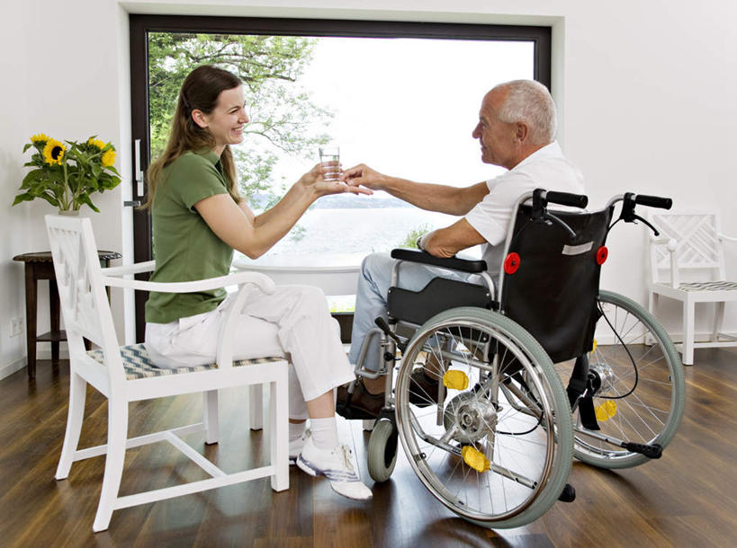 西方人,两个人,家庭,父亲,女儿,病人,坐,笑,微笑,横图,室内,白天,侧面,爱情,幸福,草地,草坪,水,太阳,植物,窗户,落地窗,桌面,桌子,向日葵,杯子,椅子,欧洲,欧洲人,握,服装,盛开,时间,木制,工具,时钟,手表,液体,墙,拿,计时,花蕾,拿着,注视,休闲装,饮用水,玻璃窗,墙壁,墙面,玻璃制品,草,花,花瓣,花朵,鲜花,树,树木,衣服,绿色,白色,自然,轮椅,木制品,水杯,钟表,矿泉水,花苞,花蕊,复健,观察,看,休闲,康复,温暖,温馨,父女,一家人,休闲服,器械,表,父爱,握着,服饰,生长,成长,观看,腕表,和睦,察看,医疗设备,关注,病患,医疗器械,残疾,残疾人,医疗工具,光辉,蒸馏水,伤残,沉默,忠诚,勇敢,辅助设备,残障,弱势群体,投缘,爱慕,高傲,朝阳花,葵花,望日莲,向阳花,转日莲,老年男性,男人,男性,女人,女性,中年女性,白种人,患者,就医者,玻璃杯,钟,坐着,彩图,全身,融洽