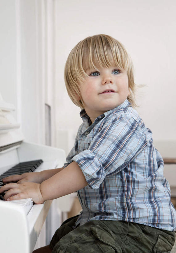 西方人,儿童,一个人,坐,笑,微笑,竖图,室内,白天,正面,纯洁,键盘,窗户,书籍,欧洲,欧洲人,仅一个男性,仅一个人,服装,百叶窗,钢琴,墙,乐谱,乐器,五线谱,音乐,弹奏,扭头,注视,休闲装,墙壁,墙面,小孩,衣服,白色,观察,看,转头,仅一个小孩,休闲,休闲服,可爱,童年,童趣,服饰,观看,察看,键盘乐器,节拍,关注,音符,童真,烂漫,无邪,符头,符干,符尾,乐章,天真,男孩,男人,男性,白种人,孩子,坐着,半身,彩图,男生