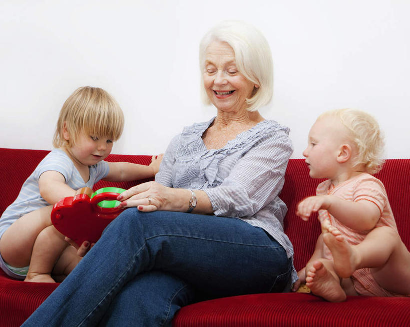 西方人,儿童,老年人,三个人,家庭,祖母,客厅,坐,笑,微笑,露齿笑,横图,室内,白天,正面,游戏,纯洁,沙发,飞机,玩具,欧洲,欧洲人,握,服装,墙,交通,二郎腿,拿,玩,拿着,注视,休闲装,娱乐,航空,墙壁,墙面,小孩,衣服,白色,交通工具,观察,看,休闲,温暖,温馨,一家人,休闲服,可爱,童年,童趣,益智,握着,运输,服饰,奶奶,观看,活动,祖孙,和睦,察看,客机,发泄,关注,消遣,智力,载具,布艺沙发,童真,烂漫,无邪,外婆,外祖母,外孙,外孙子,宣泄,天真,老年女性,男孩,女人,女性,白种人,孩子,孙子,玩耍,嬉戏,坐着,半身,彩图,融洽,男生