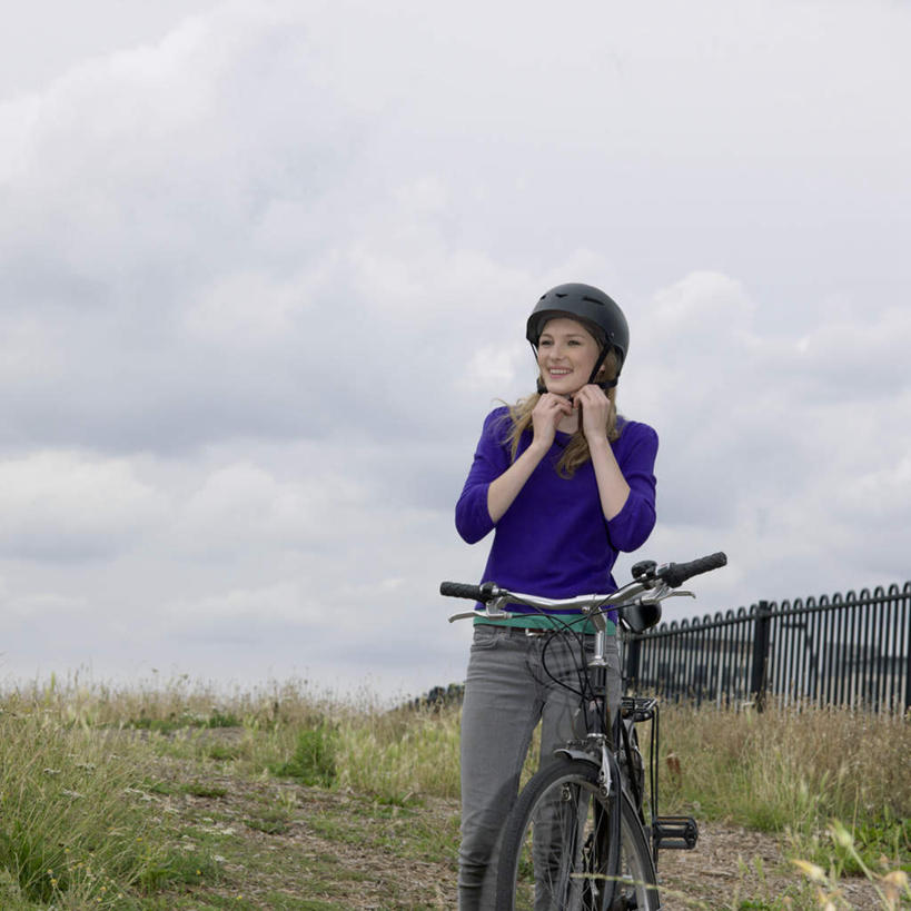 西方人,一个人,站,笑,微笑,露齿笑,方图,室外,白天,正面,草地,草坪,植物,自行车,帽子,欧洲,欧洲人,仅一个年轻女性,仅一个女性,仅一个人,一辆,握,服装,头盔,乌云,云,阴天,云朵,云彩,注视,休闲装,车,脚踏车,草,衣服,绿色,天空,安全帽,交通工具,天,观察,看,站着,休闲,休闲服,握着,服饰,观看,察看,昏暗,阴沉,关注,载具,年轻女性,女人,女性,白种人,站立,半身,彩图