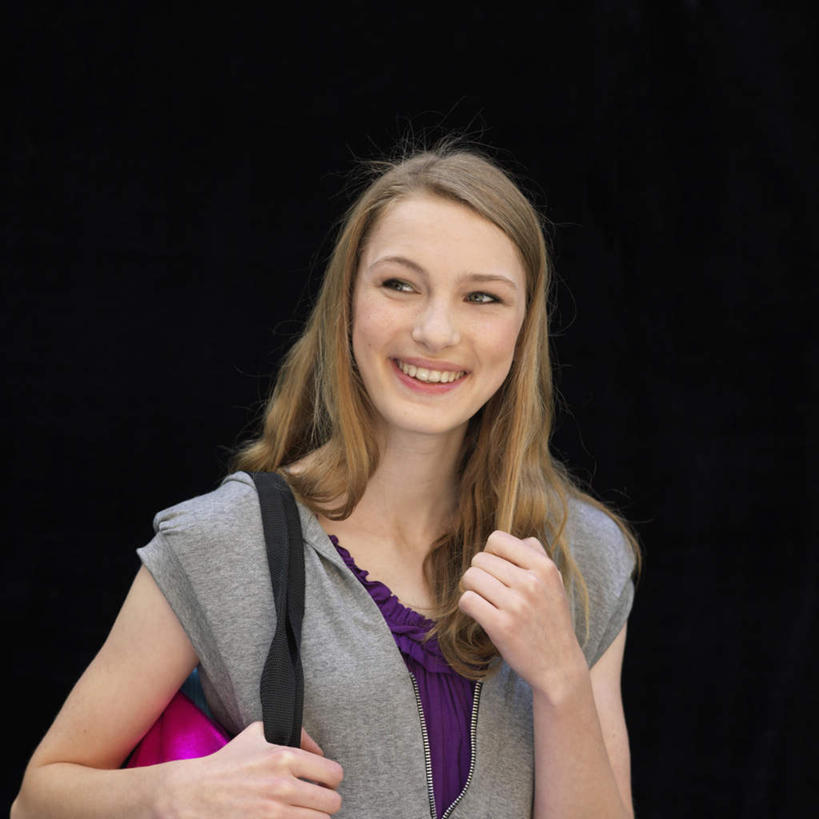 西方人,一个人,站,笑,微笑,露齿笑,方图,室内,白天,正面,欧洲,欧洲人,仅一个年轻女性,仅一个女性,仅一个人,握,阴影,黑色背景,服装,反射,包,书包,影子,注视,休闲装,衣服,背包,观察,看,站着,休闲,休闲服,握着,摄影,服饰,影棚,观看,单肩包,察看,关注,年轻女性,女人,女性,白种人,站立,半身,彩图,影棚拍摄,拍摄