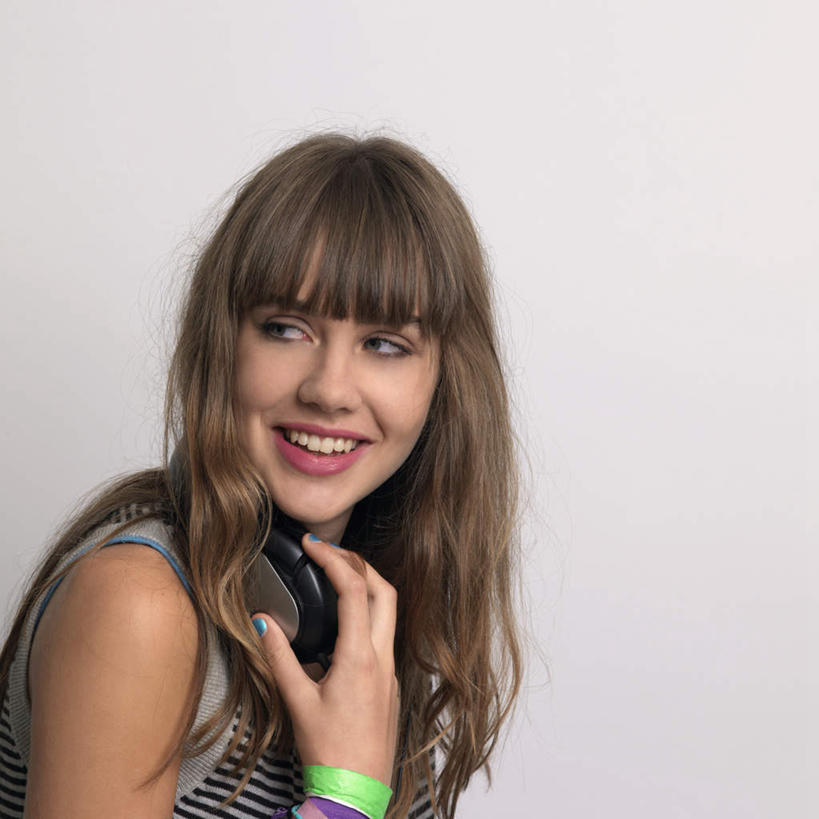 西方人,脸,头,脸颊,手,头发,一个人,站,笑,微笑,露齿笑,方图,室内,特写,白天,侧面,化妆,美容,快乐,满意,幸福,欧洲,欧洲人,仅一个年轻女性,仅一个女性,仅一个人,护肤,握,阴影,灰色背景,服装,反射,影子,棕色,音响,音乐,扭头,注视,休闲装,娱乐,肩膀,衣服,彩妆,耳机,手链,观察,看,站着,转头,保养,享受,休闲,手部,休闲服,放松,握着,保健,摄影,服饰,影棚,观看,单手,察看,舒适,享乐,关注,养颜,年轻女性,女人,女性,白种人,头部,长发,卷发,脸部,脸蛋,面部,站立,半身,彩图,影棚拍摄,拍摄