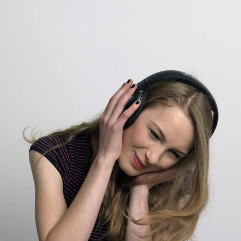 西方人,脸,头,脸颊,手,头发,一个人,站,笑,微笑,露齿笑,方图,室内,特写,白天,正面,化妆,美容,快乐,满意,幸福,欧洲,欧洲人,双手,仅一个年轻女性,仅一个女性,仅一个人,护肤,握,阴影,灰色背景,服装,反射,影子,棕色,音响,音乐,扭头,注视,休闲装,娱乐,肩膀,衣服,彩妆,耳机,手链,观察,看,站着,转头,保养,享受,休闲,手部,休闲服,放松,握着,保健,摄影,服饰,影棚,观看,察看,舒适,享乐,关注,养颜,年轻女性,女人,女性,白种人,头部,长发,卷发,脸部,脸蛋,面部,站立,半身,彩图,影棚拍摄,拍摄