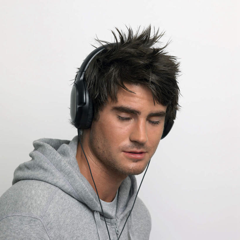 西方人,脸,头,脸颊,头发,一个人,站,闭眼,笑,微笑,方图,室内,特写,白天,白色背景,正面,快乐,满意,幸福,欧洲,欧洲人,仅一个男性,仅一个人,阴影,服装,反射,影子,音响,音乐,听,休闲装,娱乐,肩膀,仅一个年轻男性,衣服,黑色,灰色,耳机,站着,享受,休闲,休闲服,连帽衫,放松,摄影,服饰,影棚,舒适,享乐,帽衫,男人,男性,年轻男性,白种人,头部,脸部,脸蛋,面部,闭眼睛,闭着眼,闭着眼睛,站立,半身,彩图,影棚拍摄,拍摄,短发