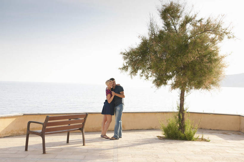 西方人,两个人,握手,抱,笑,微笑,露齿笑,横图,室外,白天,正面,裙子,爱情,跳舞,海浪,海洋,植物,椅子,欧洲,欧洲人,阴影,连衣裙,服装,光线,影子,木椅,浪花,水平线,云,云朵,辽阔,海平线,浪漫,云彩,注视,休闲装,树,树木,衣服,蓝色,绿色,白云,蓝天,天空,阳光,自然,海水,天,观察,看,休闲,广阔,温暖,温馨,休闲服,恩爱,恋人,服饰,生长,晴朗,成长,抱着,观看,一望无际,和睦,察看,搂着,关注,舞姿,海景,无边无际,一马平川,男人,男性,年轻男性,年轻女性,女人,女性,白种人,情侣,大海,风浪,海,海水的波动,近岸浪,涌浪,晴空,搀手,拉手,搂,搂抱,手拉手,手握手,彩图,全身,舞蹈,伴侣,融洽,水天相接,水天一线