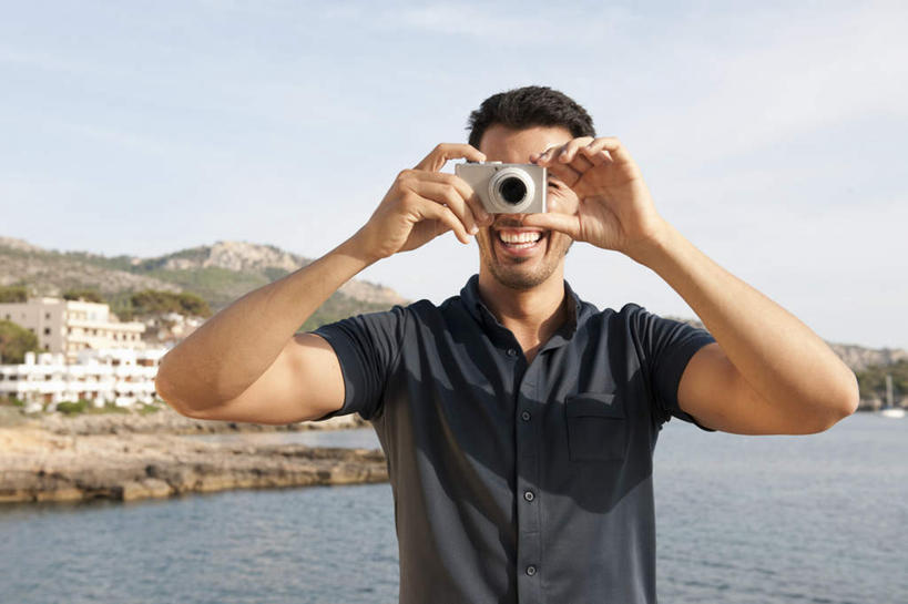 西方人,一个人,站,笑,微笑,露齿笑,横图,室外,白天,正面,海浪,海洋,山,山脉,相机,欧洲,欧洲人,仅一个男性,仅一个人,仅一个中年男性,握,阴影,服装,光线,影子,浪花,山峰,云,云朵,山峦,拿,云彩,拿着,休闲装,拍照,衣服,蓝色,白云,蓝天,天空,阳光,海水,数码相机,群山,天,站着,休闲,休闲服,握着,遮,遮掩,摄影,服饰,晴朗,掩盖,遮挡,海景,遮盖,掩饰,男人,男性,中年男性,白种人,照相机,大海,风浪,海,海水的波动,近岸浪,涌浪,晴空,站立,半身,彩图,照相