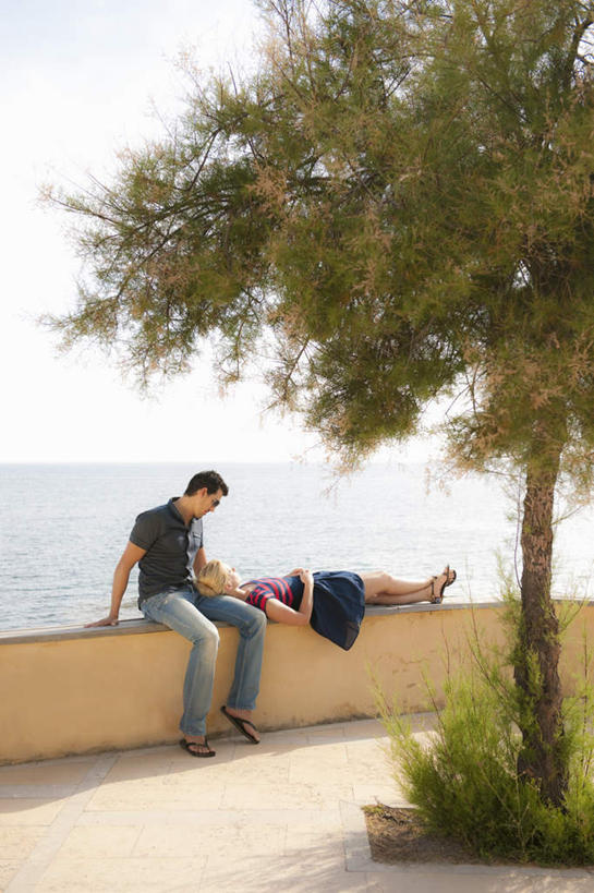 西方人,两个人,栏杆,坐,躺,闭眼,竖图,室外,白天,正面,爱情,海浪,海洋,植物,欧洲,欧洲人,撑,阴影,服装,光线,墨镜,眼镜,影子,浪花,水平线,围栏,辽阔,海平线,浪漫,扭头,注视,休闲装,护栏,树,树木,衣服,蓝色,绿色,蓝天,天空,阳光,自然,海水,太阳镜,太阳眼镜,天,观察,看,转头,休闲,广阔,温暖,温馨,休闲服,遮阳镜,恩爱,恋人,服饰,生长,晴朗,成长,观看,一望无际,和睦,察看,撑着,关注,海景,万里无云,无边无际,一马平川,卧着,男人,男性,年轻男性,年轻女性,女人,女性,白种人,情侣,大海,风浪,海,海水的波动,近岸浪,涌浪,晴空,晴空万里,闭眼睛,闭着眼,闭着眼睛,躺着,卧,坐着,彩图,全身,伴侣,融洽,水天相接,水天一线