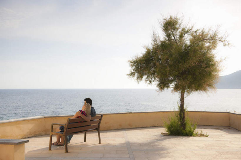 西方人,两个人,栏杆,坐,抱,横图,室外,白天,爱情,海浪,海洋,植物,椅子,欧洲,欧洲人,服装,木椅,浪花,水平线,云,云朵,围栏,辽阔,海平线,浪漫,云彩,注视,休闲装,护栏,树,树木,背面,衣服,蓝色,绿色,白云,蓝天,天空,自然,海水,天,观察,看,休闲,广阔,温暖,温馨,休闲服,恩爱,恋人,服饰,生长,晴朗,成长,抱着,观看,一望无际,和睦,察看,搂着,关注,海景,无边无际,一马平川,男人,男性,年轻男性,年轻女性,女人,女性,白种人,情侣,大海,风浪,海,海水的波动,近岸浪,涌浪,晴空,搂,搂抱,坐着,彩图,全身,伴侣,融洽,水天相接,水天一线