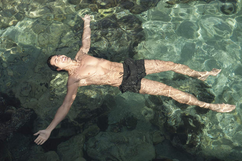 游泳,西方人,一个人,躺,闭眼,伸展双臂,握手,横图,俯视,室外,白天,海浪,海洋,石头,欧洲,欧洲人,仅一个男性,仅一个人,仅一个中年男性,泳裤,珊瑚,石子,浪花,珊瑚礁,裸露,海水,裸,海景,海底礁,泅水,拍浮,卧着,男人,男性,中年男性,白种人,大海,风浪,海,海水的波动,礁,近岸浪,石块,岩石,涌浪,闭眼睛,闭着眼,闭着眼睛,敞开双臂,伸开双臂,躺着,卧,展开双肩,张开手臂,张开双臂,彩图,高角度拍摄,全身