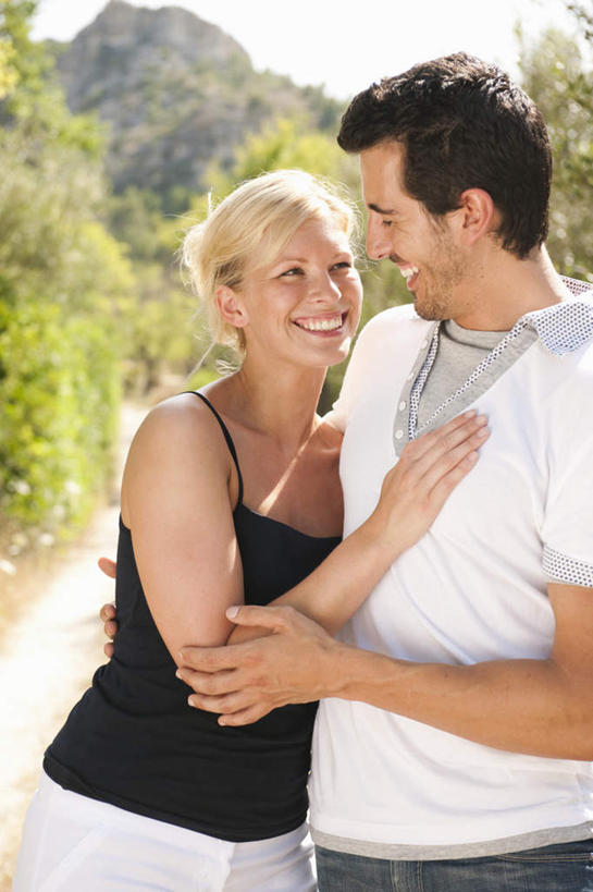 西方人,两个人,家庭,夫妻,站,抱,笑,微笑,露齿笑,竖图,室外,白天,正面,T恤衫,爱情,山,植物,吊带,欧洲,欧洲人,阴影,服装,光线,影子,山峰,山峦,浪漫,T恤,注视,吊带衫,休闲装,树,树木,衣服,绿色,白色,黑色,天空,阳光,自然,天,观察,看,站着,休闲,温暖,温馨,一家人,休闲服,恩爱,恋人,服饰,生长,成长,抱着,观看,和睦,察看,搂着,关注,男人,男性,年轻女性,女人,女性,中年男性,白种人,年轻人,夫妇,情侣,搂,搂抱,站立,半身,彩图,伴侣,融洽