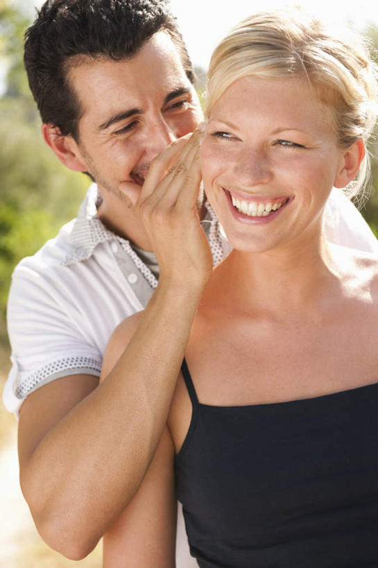 西方人,两个人,家庭,夫妻,站,抱,笑,微笑,露齿笑,竖图,室外,白天,正面,T恤衫,爱情,植物,吊带,欧洲,欧洲人,阴影,服装,朦胧,模糊,光线,影子,浪漫,T恤,注视,吊带衫,休闲装,树,树木,衣服,绿色,白色,黑色,天空,阳光,自然,天,观察,看,站着,休闲,温暖,温馨,悄悄话,一家人,休闲服,恩爱,恋人,服饰,生长,成长,抱着,观看,和睦,察看,搂着,关注,耳语,男人,男性,年轻女性,女人,女性,中年男性,白种人,年轻人,夫妇,情侣,搂,搂抱,站立,半身,彩图,伴侣,融洽