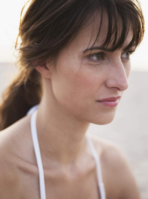 西方人,脸,头,脸颊,一个人,站,竖图,室外,特写,白天,正面,泳装,比基尼,沙滩,欧洲,欧洲人,仅一个年轻女性,仅一个女性,仅一个人,阴影,光线,沙子,影子,海岸,棕色,沙地,注视,白色,阳光,观察,看,站着,思考,观看,察看,关注,思虑,年轻女性,女人,女性,白种人,头部,长发,卷发,脸部,脸蛋,面部,海滩,站立,半身,彩图,三点式,泳衣