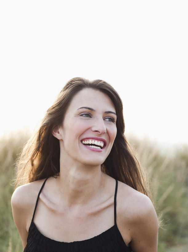 西方人,脸,头,脸颊,一个人,站,笑,微笑,露齿笑,竖图,室外,特写,白天,正面,植物,吊带,欧洲,欧洲人,仅一个年轻女性,仅一个女性,仅一个人,阴影,服装,枯萎,光线,影子,棕色,枯草,注视,吊带衫,肩膀,草,衣服,黄色,黑色,天空,阳光,天,观察,看,站着,服饰,观看,察看,衣着,穿着,关注,衣饰,年轻女性,女人,女性,白种人,头部,长发,卷发,脸部,脸蛋,面部,站立,半身,彩图