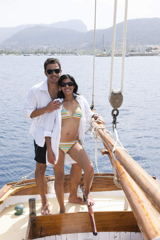 西方人,中年人,两个人,家庭,夫妻,站,抱,笑,微笑,竖图,室外,白天,正面,泳装,比基尼,衬衫,爱情,海浪,海洋,山,山脉,船,欧洲,欧洲人,一艘,阴影,光线,墨镜,眼镜,影子,浪花,山峰,游艇,山峦,浪漫,注视,光脚,倒影,阳光,海水,绳子,太阳镜,太阳眼镜,交通工具,群山,观察,看,行驶,站着,温暖,温馨,一家人,赤脚,遮阳镜,恩爱,恋人,抱着,观看,绳索,波光粼粼,和睦,察看,航行,倒映,搂着,关注,载具,缆绳,海景,反照,男人,男性,女人,女性,中年男性,中年女性,白种人,夫妇,情侣,大海,风浪,海,海水的波动,近岸浪,涌浪,搂,站立,彩图,全身,衬衣,三点式,泳衣,伴侣,融洽