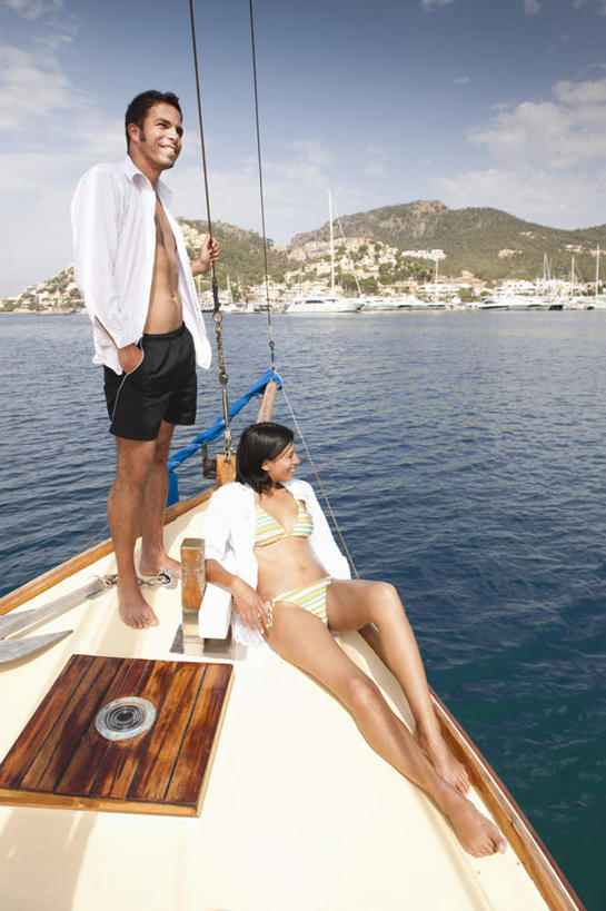 西方人,中年人,两个人,家庭,夫妻,站,坐,竖图,室外,白天,正面,泳装,比基尼,衬衫,爱情,海浪,海洋,山,山脉,船,欧洲,欧洲人,一艘,阴影,光线,影子,浪花,山峰,云,云朵,游艇,山峦,浪漫,云彩,注视,光脚,蓝色,白云,倒影,蓝天,天空,阳光,海水,绳子,交通工具,群山,天,观察,看,行驶,站着,温暖,温馨,一家人,赤脚,恩爱,恋人,晴朗,观看,绳索,甲板,波光粼粼,和睦,察看,航行,倒映,关注,载具,缆绳,海景,反照,男人,男性,女人,女性,中年男性,中年女性,白种人,夫妇,情侣,大海,风浪,海,海水的波动,近岸浪,涌浪,晴空,站立,坐着,彩图,全身,衬衣,三点式,泳衣,伴侣,融洽