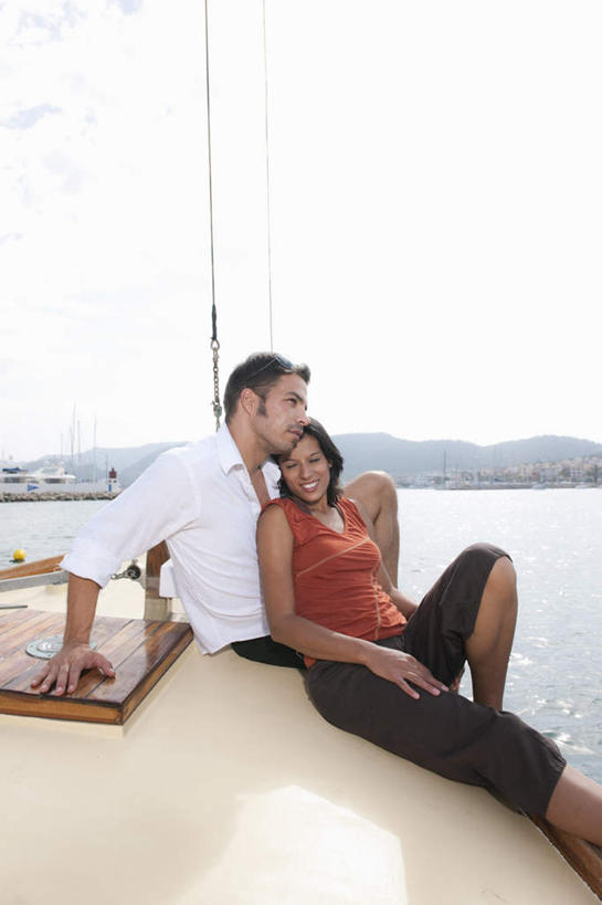 西方人,中年人,两个人,家庭,夫妻,坐,抱,笑,微笑,露齿笑,竖图,室外,白天,正面,衬衫,爱情,海浪,海洋,山,山脉,船,欧洲,欧洲人,一艘,阴影,服装,光线,背心,影子,浪花,山峰,云,云朵,游艇,山峦,浪漫,云彩,注视,衣服,红色,蓝色,白色,白云,蓝天,天空,阳光,海水,绳子,交通工具,群山,天,观察,看,行驶,温暖,温馨,一家人,恩爱,恋人,服饰,晴朗,抱着,观看,绳索,甲板,和睦,察看,航行,搂着,衣着,穿着,关注,载具,缆绳,海景,衣饰,男人,男性,女人,女性,中年男性,中年女性,白种人,夫妇,情侣,大海,风浪,海,海水的波动,近岸浪,涌浪,晴空,搂,搂抱,坐着,半身,彩图,衬衣,伴侣,融洽