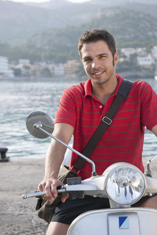 西方人,一个人,码头,坐,笑,微笑,露齿笑,竖图,室外,白天,正面,T恤衫,海浪,海洋,沙滩,山,港口,摩托车,照明,欧洲,欧洲人,仅一个男性,仅一个人,仅一个中年男性,一辆,握,阴影,服装,光线,包,沙子,影子,柱子,海岸,浪花,山峰,沙地,山峦,T恤,注视,休闲装,车,灯,衣服,红色,阳光,海水,灯具,交通工具,观察,看,骑车,休闲,休闲服,握着,服饰,观看,照亮,察看,照明设备,关注,载具,缆绳,斜挎包,海景,前照灯,前大灯,系船柱,车前灯,缆绳桩,缆绳柱,系缆桩,男人,男性,中年男性,白种人,大海,风浪,海,海水的波动,海滩,近岸浪,涌浪,坐着,半身,彩图,摆渡口,埠头,渡口,渡头,港湾,海港,货运码头,口岸,商港