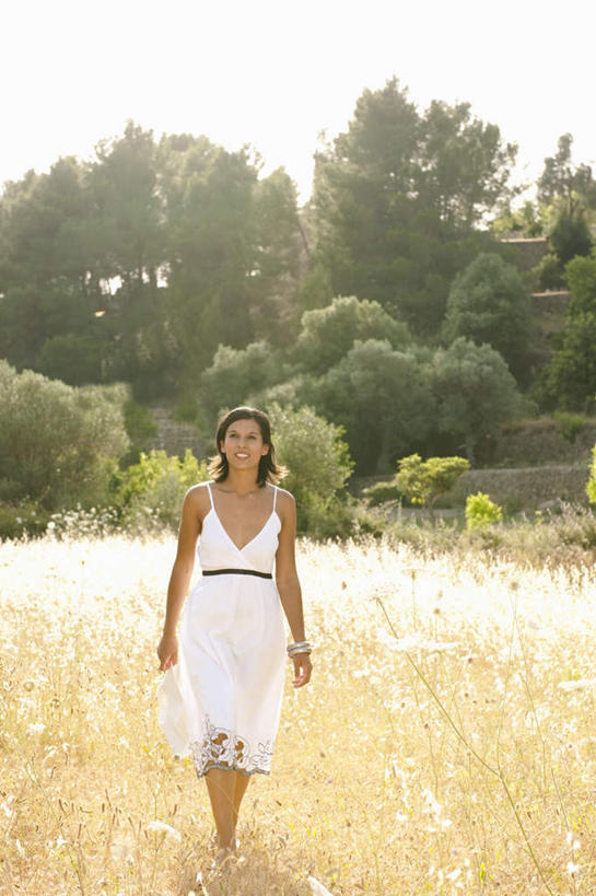 西方人,一个人,走,笑,微笑,竖图,室外,白天,正面,裙子,植物,欧洲,欧洲人,仅一个女性,仅一个人,阴影,连衣裙,枯萎,光线,影子,枯草,注视,草,树,树木,黄色,绿色,白色,天空,阳光,自然,天,观察,看,仅一个中年女性,生长,成长,观看,吊带裙,察看,关注,女人,女性,中年女性,白种人,步行,散步,走路,彩图,全身