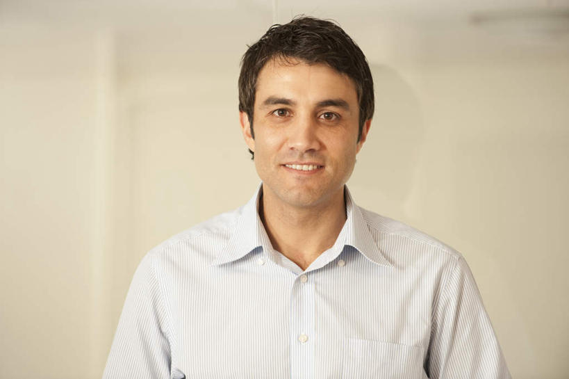 西方人,一个人,商务人士,商务男性,站,笑,微笑,露齿笑,横图,室内,白天,正面,衬衫,天花板,欧洲,欧洲人,仅一个男性,仅一个人,仅一个中年男性,套装,墙,注视,墙壁,墙面,观察,看,站着,摄影,影棚,观看,察看,关注,商务装,工薪阶层,男人,男性,中年男性,白种人,白领,上班族,站立,半身,彩图,影棚拍摄,衬衣,拍摄