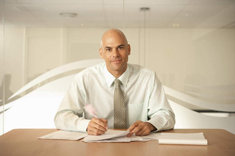 西方人,一个人,商务人士,商务男性,办公室,坐,笑,微笑,横图,室内,白天,正面,衬衫,天花板,桌面,桌子,欧洲,欧洲人,仅一个男性,仅一个人,仅一个中年男性,握,写字,套装,笔,材料,档案,文件,办公桌,墙,办公用品,领带,拿,拿着,注视,水笔,墙壁,墙面,文具,学习用品,资料,观察,看,握着,观看,文具用品,察看,书写,象征,庄重,关注,文档,商务装,身份,工薪阶层,正式,地位,男人,男性,中年男性,白种人,白领,上班族,坐着,半身,彩图,衬衣